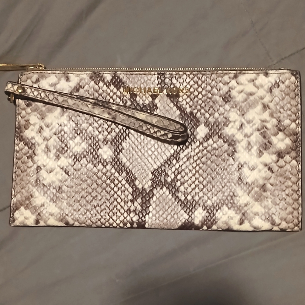 Beautiful MICHAEL KORS wristlet Embossed Snakeskin